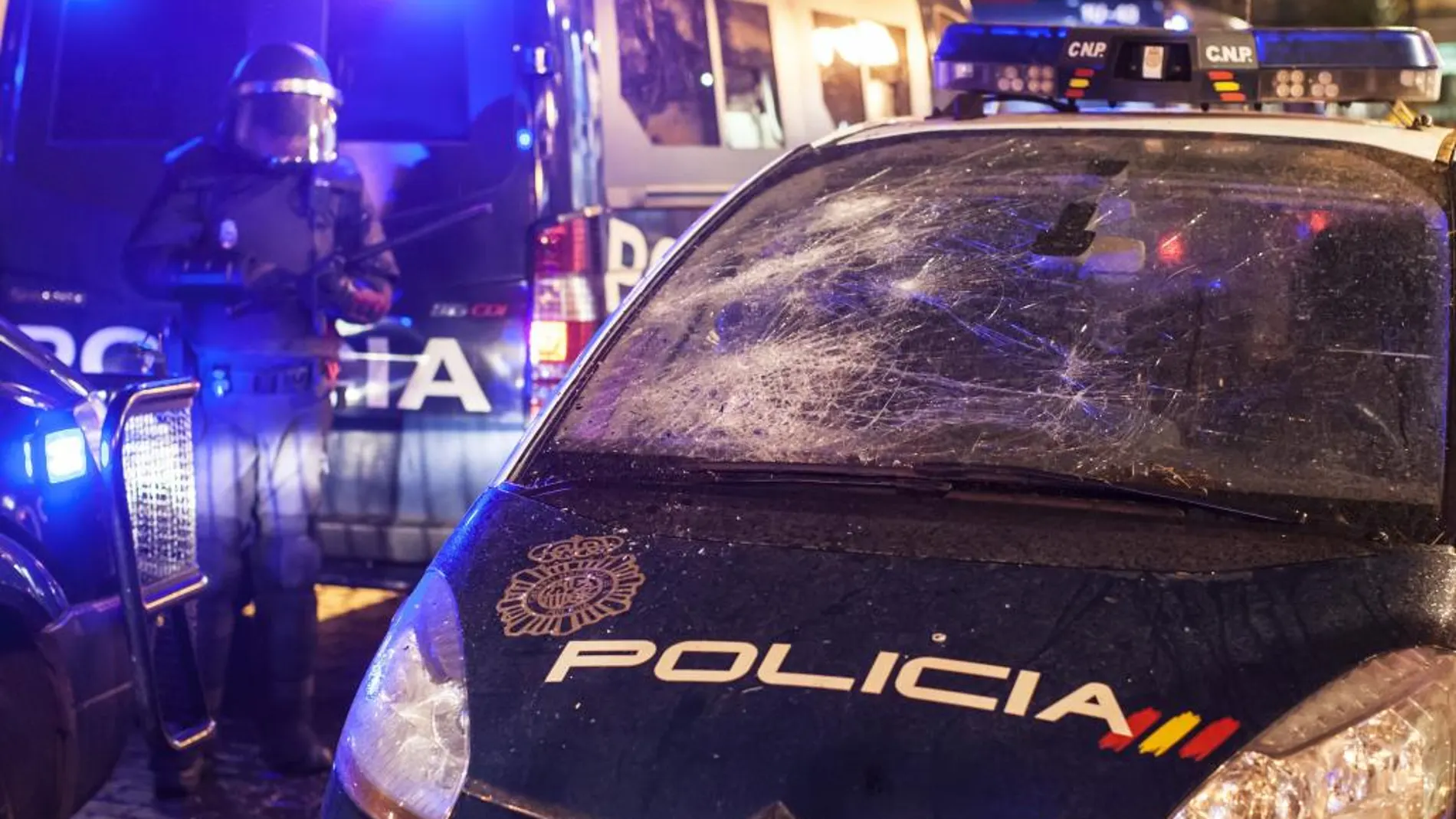 Un grupo de 200 radicales ha provocado disturbios y numerosos destrozos, entre ellos a un coche de la policía.