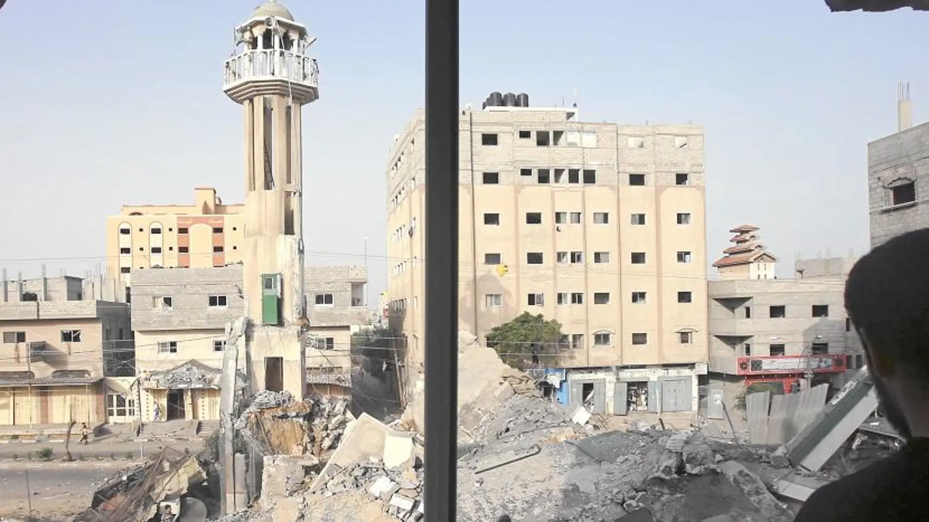 Un palestino contempla la destrucción de la mezquita de Nuseirat, ayer por los bombardeos israelíes. El Ejército hebreo acusa a Hamas de utilizar los centros religiosos y públicos como arsenales para ocultarlos al enemigo.