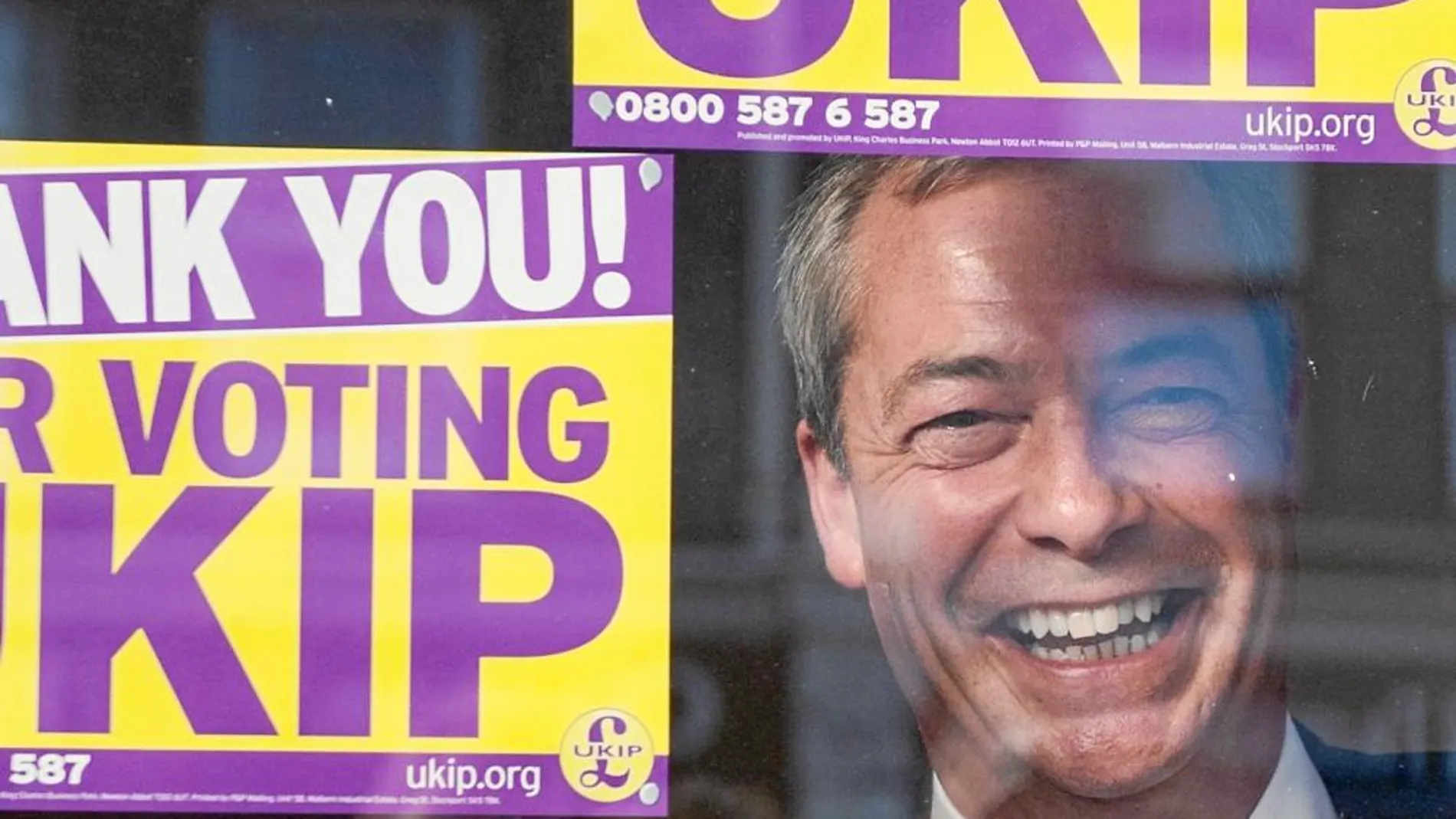 LA SONRISA DEL TRIUNFO. Un pletórico Nigel Farage, ayer, tras los cristales de la sede del UKIP en Clacton