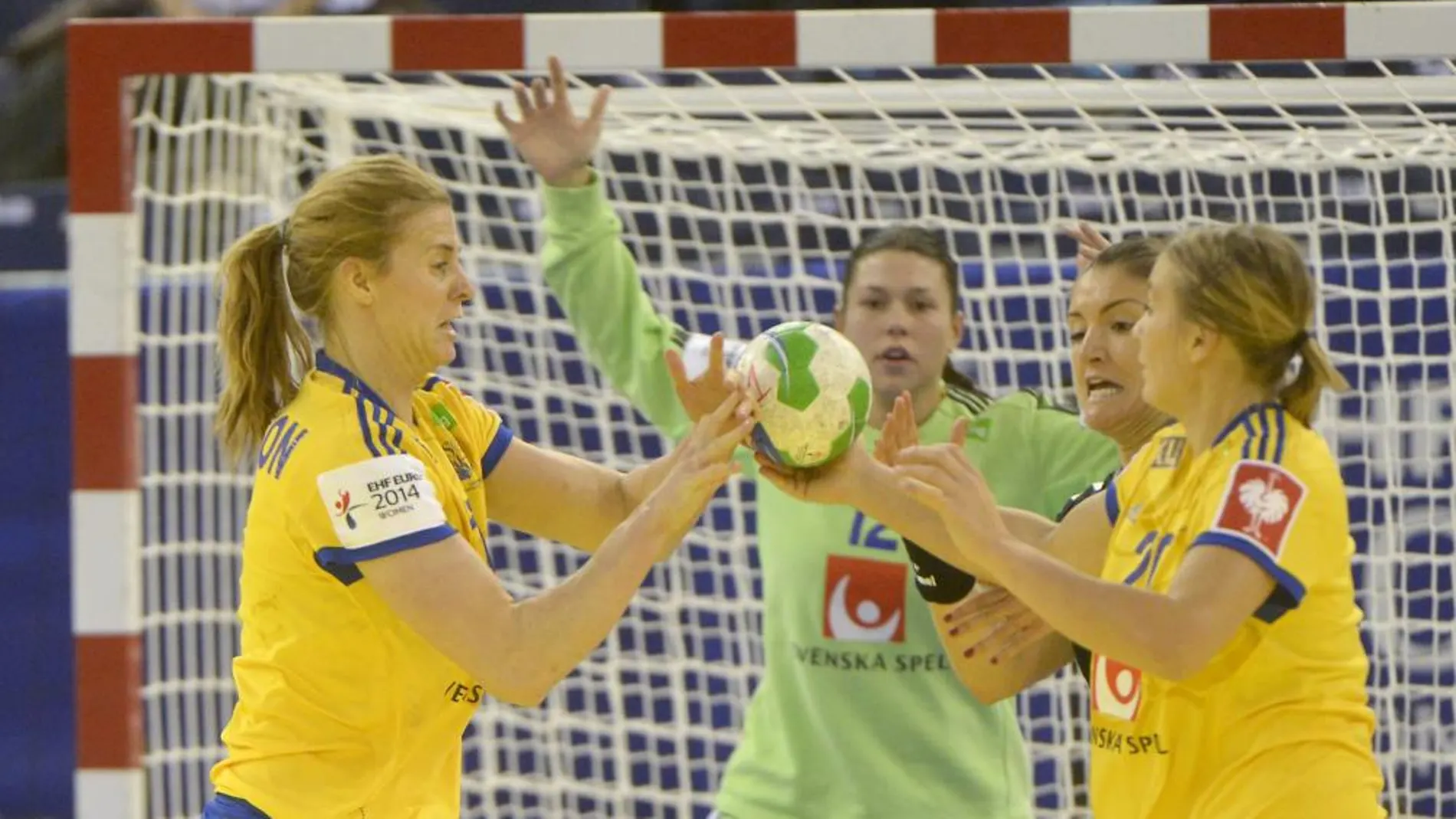 Linnea Torstenson (dcha) e Isabelle Gullden, de Suecia, pelean el balón con la jugadora de Montenegro, Jovanka Radicevic