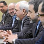 El ministro de Exteriores iraní, Javad Zarif, en el centro, durante una de las reuniones de ayer en Ginebra