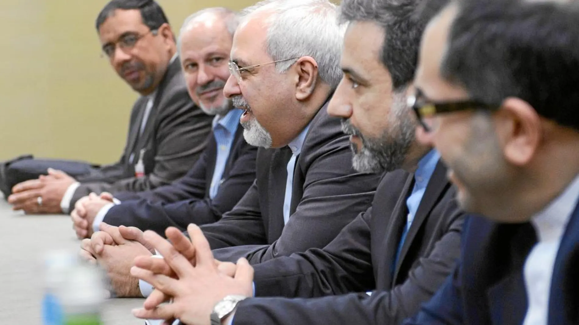El ministro de Exteriores iraní, Javad Zarif, en el centro, durante una de las reuniones de ayer en Ginebra