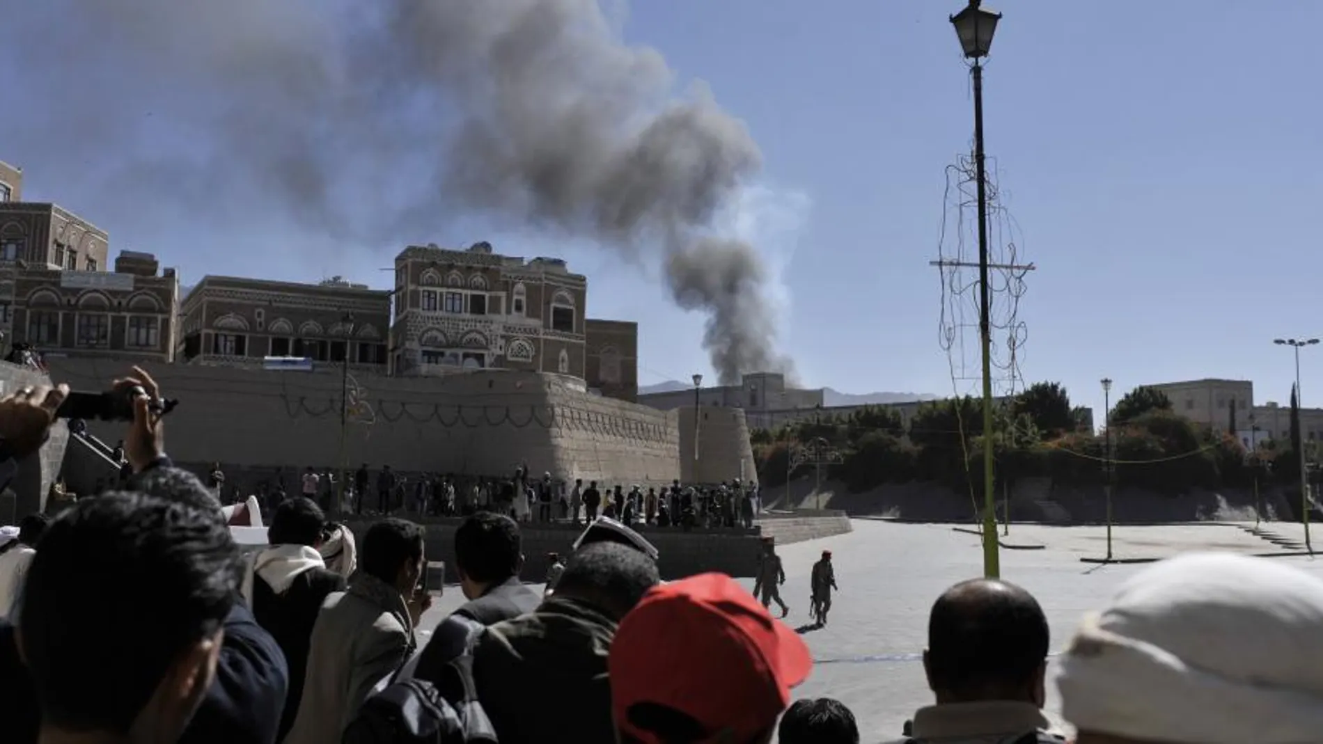 Una columna de humo emerge del Ministerio de Defensa en Saná (Yemen) tras el atentado perpetrado hoy