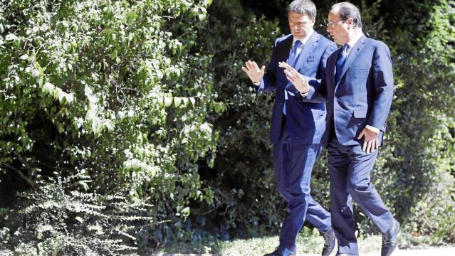 Francois Hollande y Mateo Renzi conversan en los jardines del palacio del Elíseo