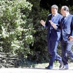 Francois Hollande y Mateo Renzi conversan en los jardines del palacio del Elíseo