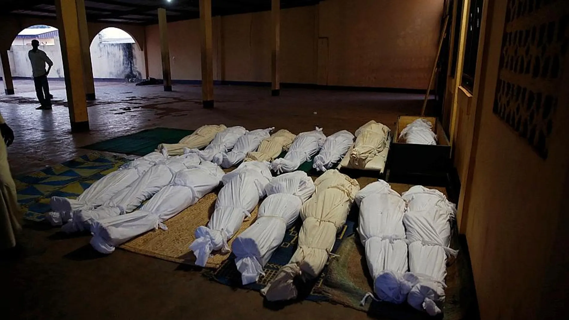 Cadáveres alineados en una mezquina en Bangui