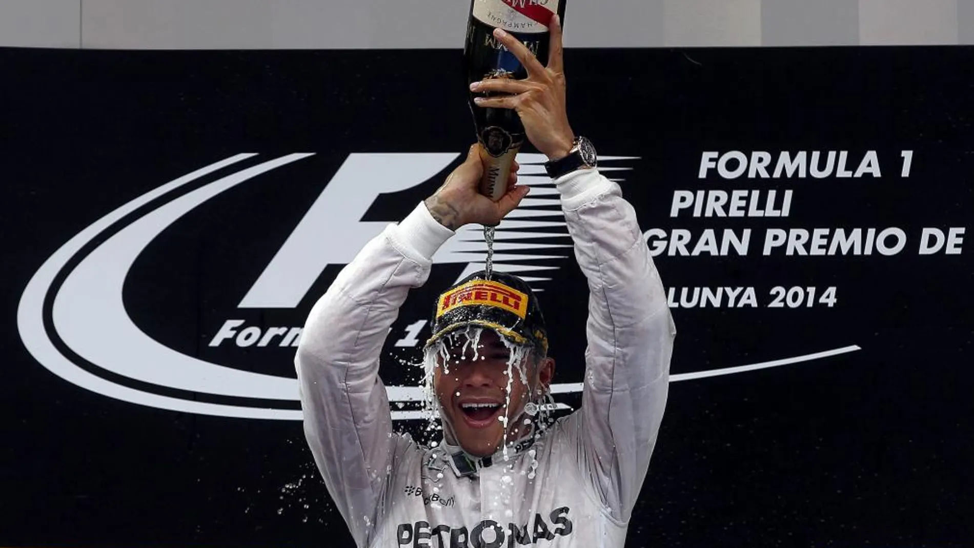 El piloto británico de Mercedes, Lewis Hamilton, celebra en el podio su victoria en el Gran Premio de España