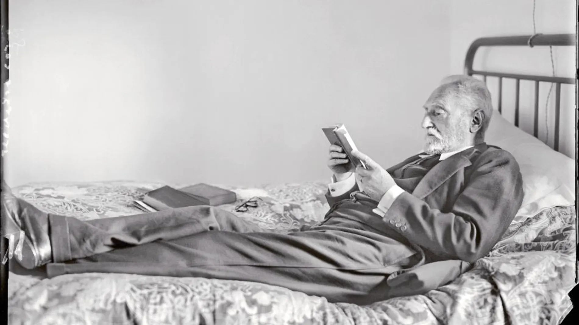 OTRO YO. Miguel de Unamuno, en 1925, tumbado en una de las camas que tenía en su domicilio de Salamanca, una ciudad unida, sin duda, a la obra y la personalidad del pensador y novelista español