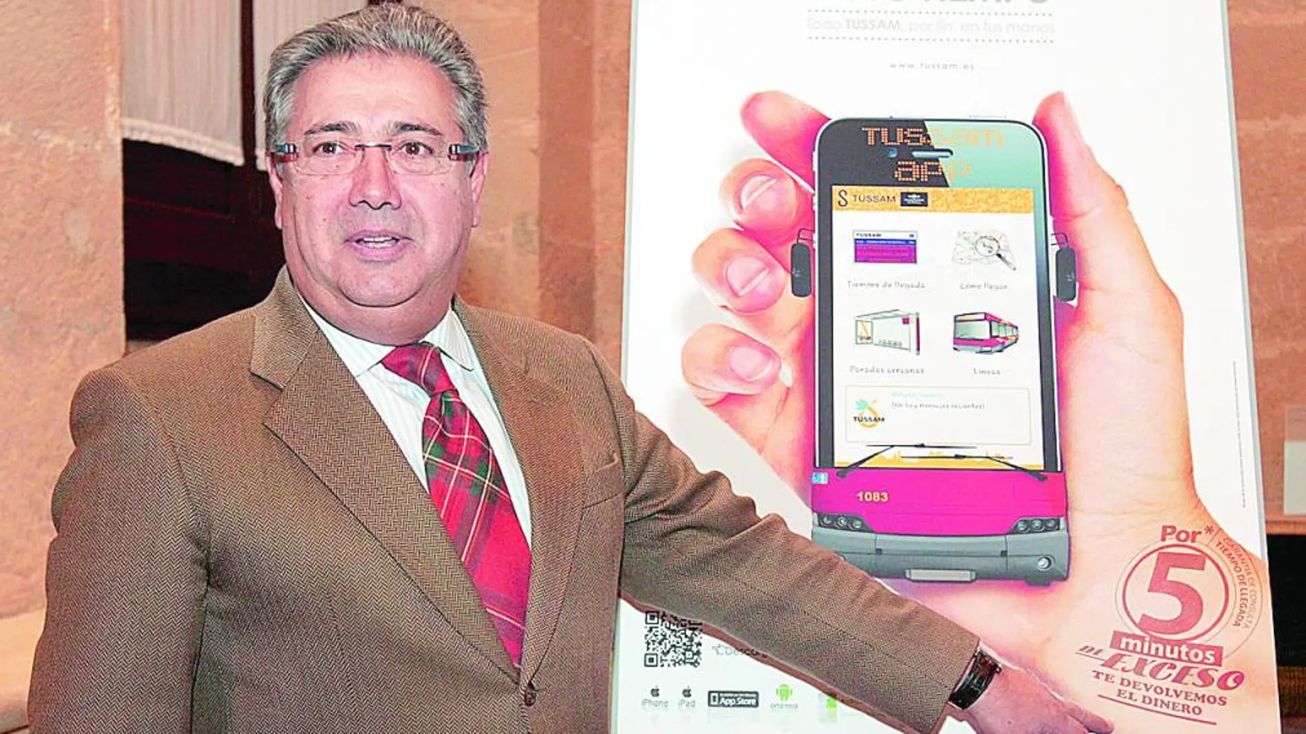 El alcalde, Juan Ignacio Zoido, ayer durante la presentación de la aplicación de Tussam para móviles