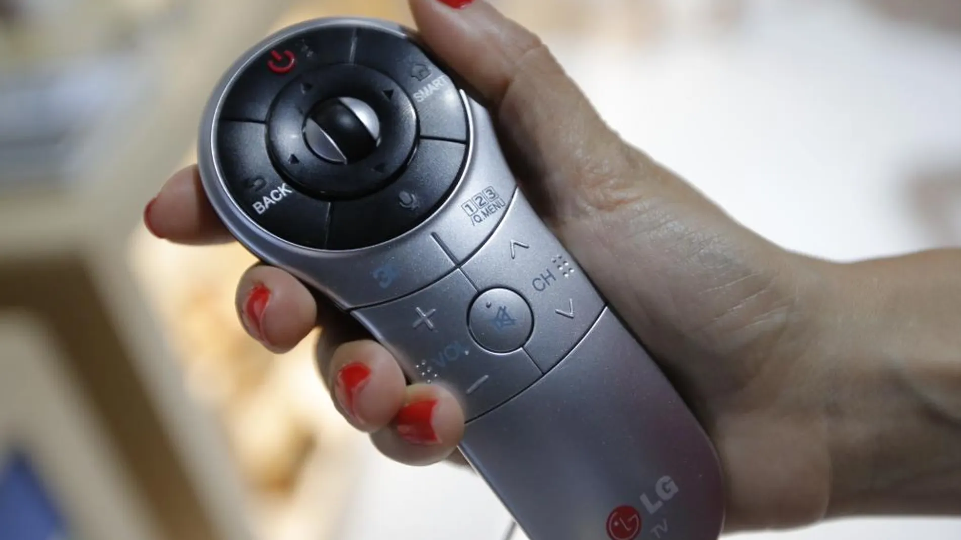 LG presenta su mando a distancia Magic Control