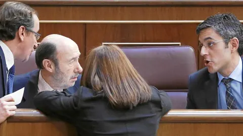 Rubalcaba conversa en el fin del pleno sobre el debate del Estado de la Nación con Alfonso Alonso, Soraya Rodríguez y Eduardo Mardina