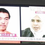 El periodista Kenji Goto y la terrorista Sayida al Rishawi en una pantalla de una calle de Tokio, ayer