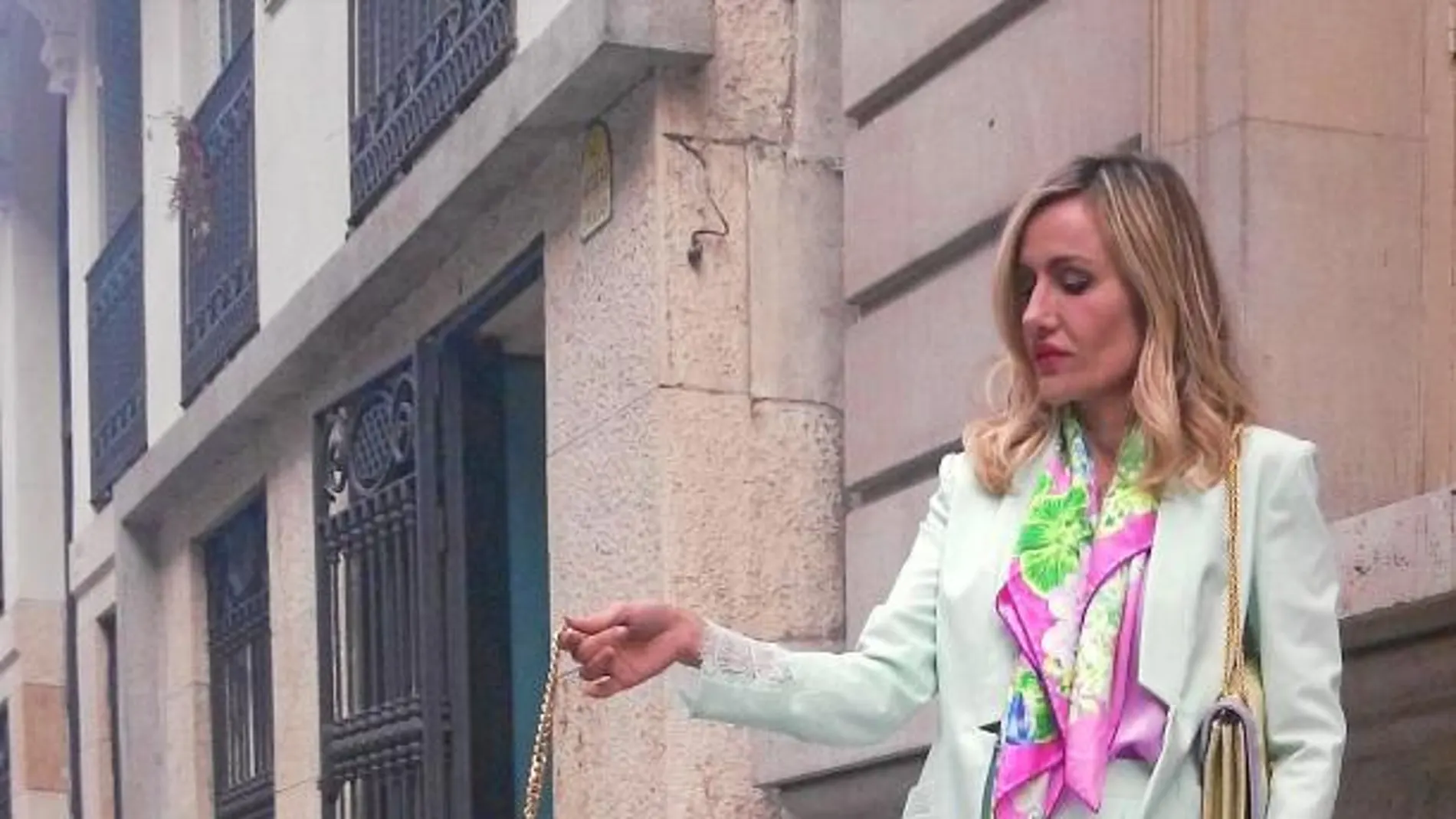 Clara pasea a José Ramón, el flamenco.
