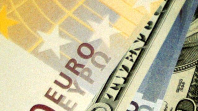 El euro baja de 1,18 dólares por primera vez desde 2005