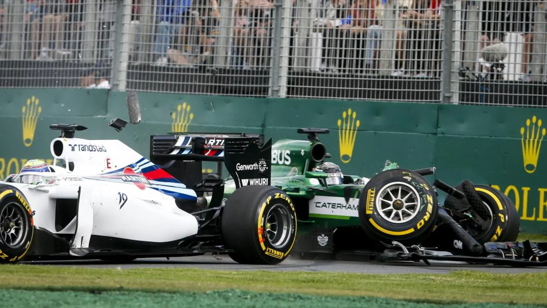 El piloto japonés Kamui Kobayashi (dcha) pierde el control en la salida y choca con Felipe Massa de Williams