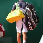 Novak Djokovic se retira tras perder contra Roger Federer en la semifinal del torneo de Montecarlo.