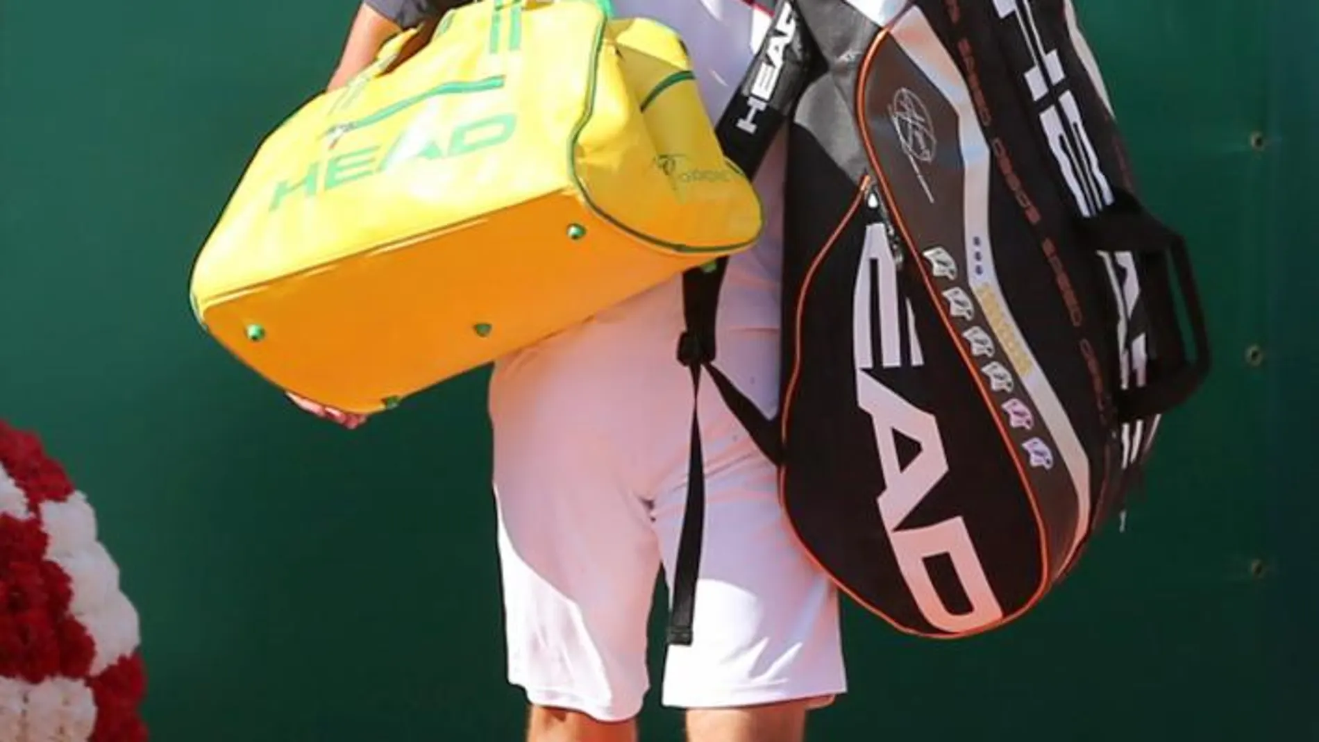 Novak Djokovic se retira tras perder contra Roger Federer en la semifinal del torneo de Montecarlo.