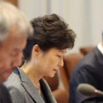 La presidenta surcoreana, Park Geun-hye (2ºizda), preside una reunión en Seúl (Corea del Sur) hoy lunes.