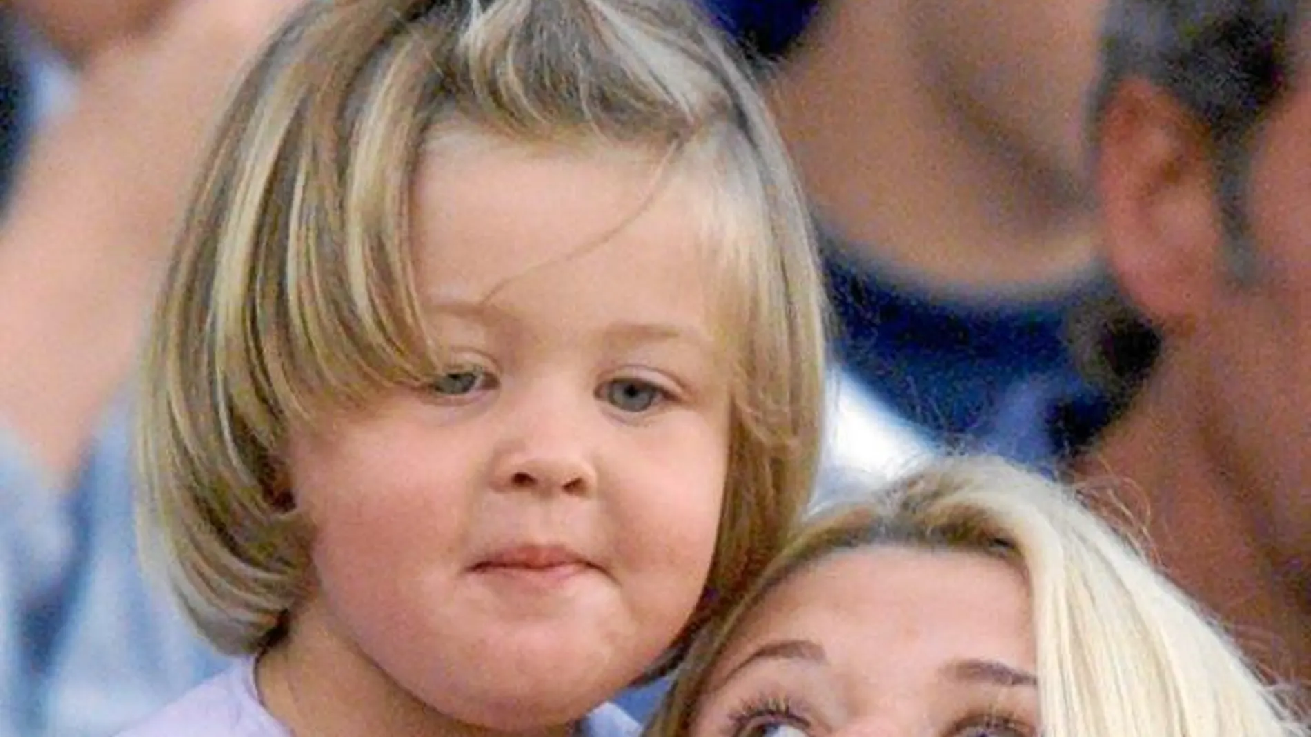 Corinna, la mujer de Michael Schumacher, con uno de los dos hijos del piloto alemán