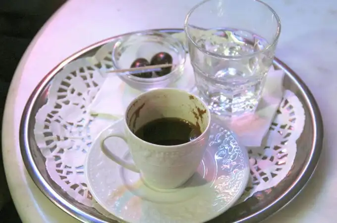 La razón por la que algunas cafeterías ponen un vaso de agua con el café sin haberlo pedido