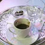 Una bandeja con el juego tradicional del café turco: tacita, vaso de agua y dulce