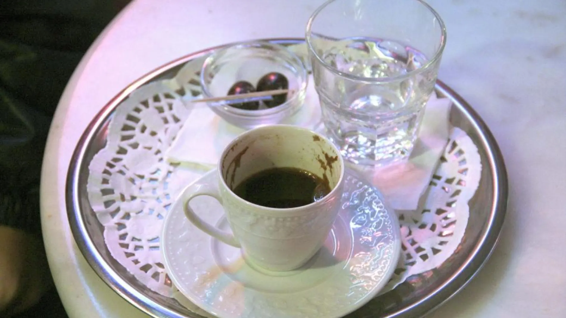 Una bandeja con el juego tradicional del café turco: tacita, vaso de agua y dulce