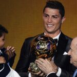 Pelé sostiene en brazos al hijo de Cristiano Ronaldo, con el trofeo entre sus manos, en presencia de Blatter, presidente de la FIFA.