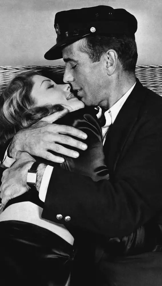 Imagen de 1944 del actor Humphrey Bogart, abrazando a Lauren Bacall en una escena de &quot;Tener y no tener&quot;