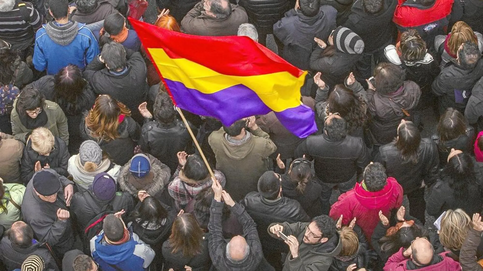 La bandera republicana fue la más portada por los asistentes a la marcha que ayer acabó en la Puerta del Sol
