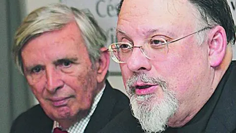 El autor y César Centeno, en la presentación