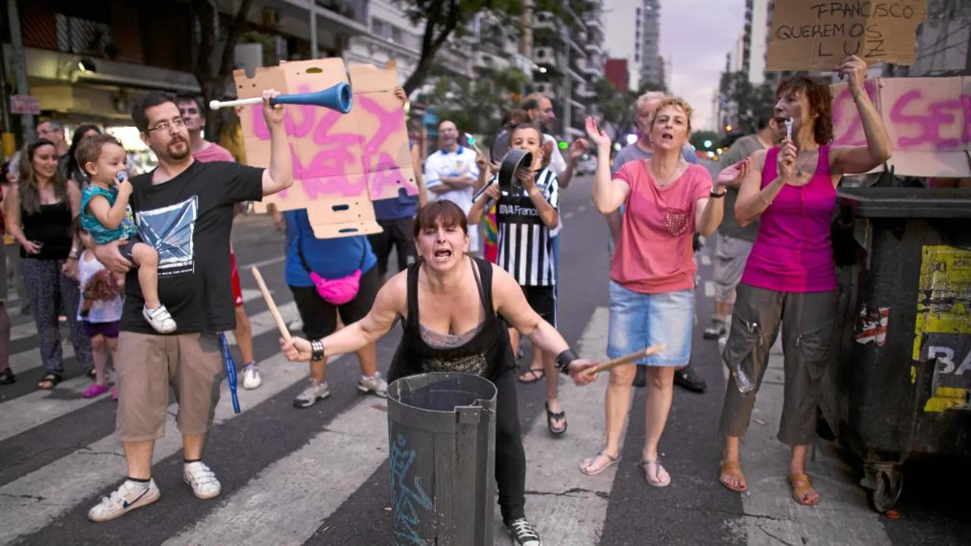 Afectados por los cortes eléctricos protestan bloqueando una calle de Buenos Aires