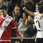 El delantero argentino del Valencia, Pablo Piatti celebra con Alvaro Negredo el tercer gol de su equipo.