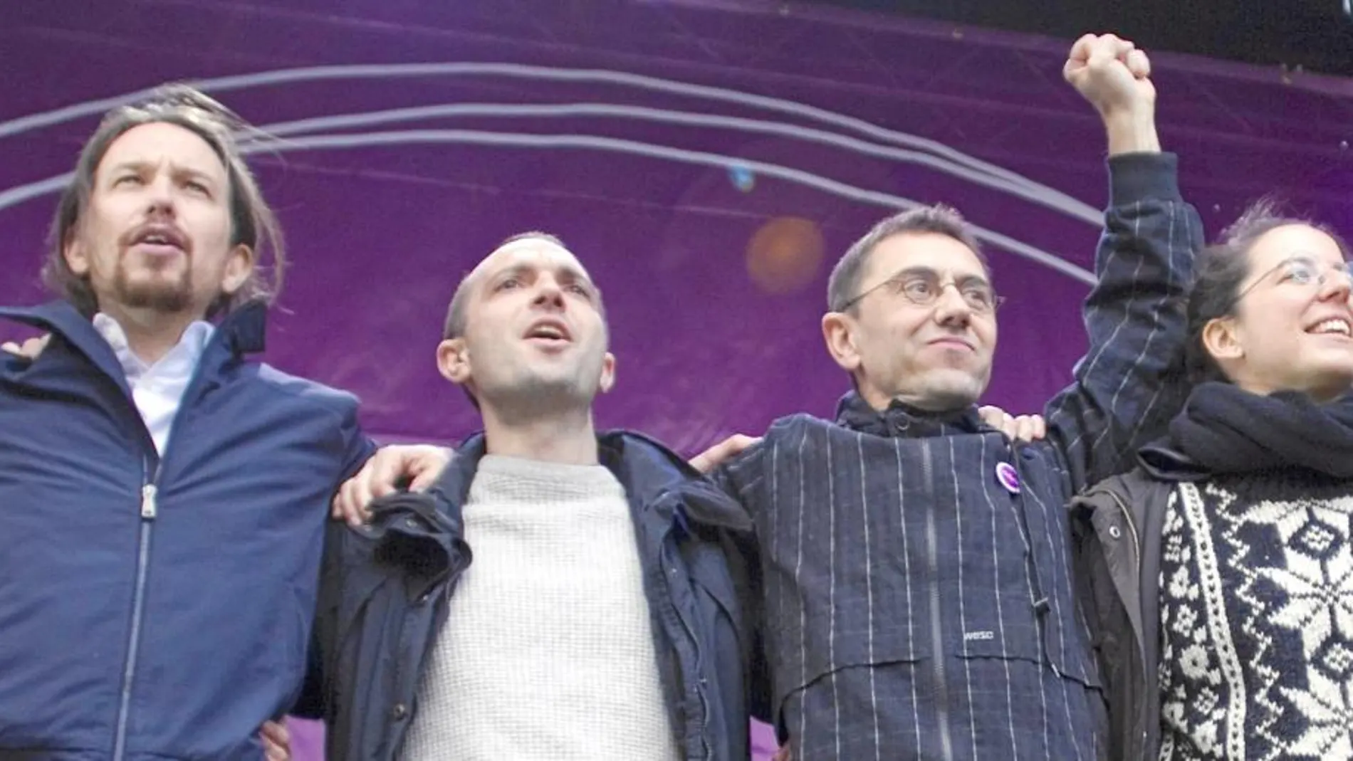 Los líderes de Podemos, entre ellos Pablo Iglesias e Íñigo Errejón, al término del mitin que ofrecieron en la Puerta del Sol con motivo de «La marcha del cambio»