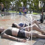 Niños y jóvenes se refrescan en una fuenta de Buenos Aires ante la ola de calor que sufre la capital