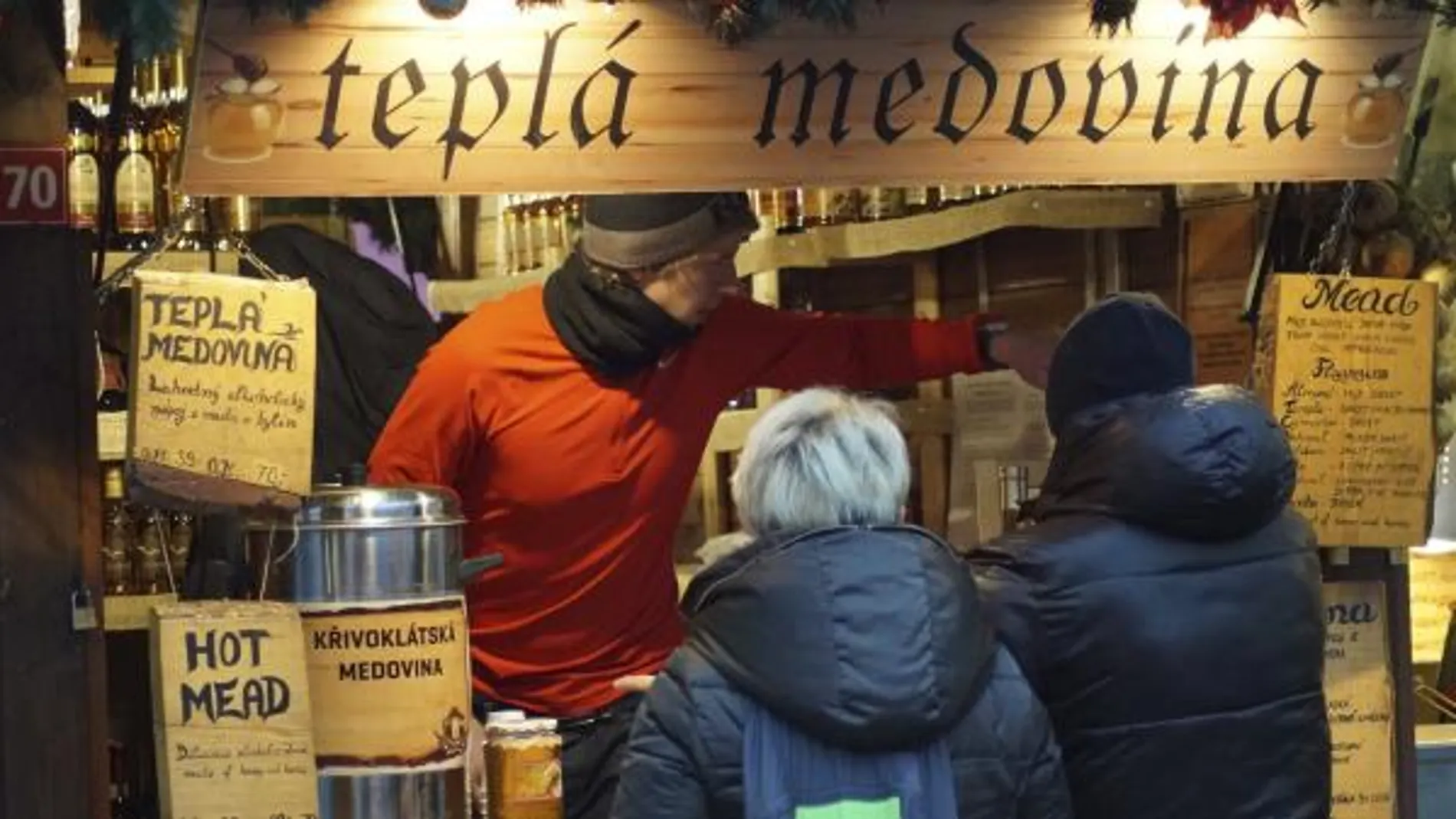 Un puesto del tradicional licor de miel en el mercado navideño de la Plaza Vieja de Praga. Este licor, junto con vino hervido, patatas de mazapán, chocolate de Praga y "trdelník"o miel turca son algunas de las delicias típicas de las fechas navideñas.