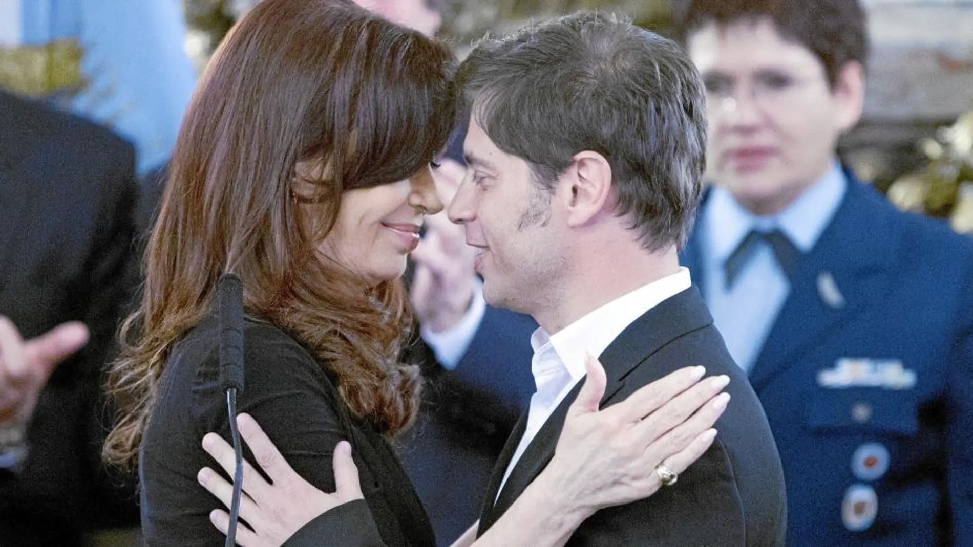 La presidenta argentina Cristina Fdez. de Kirchner abraza a Axel Kicillof en su investidura como ministro de Economía