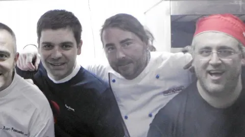 De izda. a dcha., los cocineros David Muñoz, Juan Pozuelo, Sergio Fernández, Chema de Isidro, Héctor García, uno de los voluntarios, y Quim Casellas, ayer, preparando la cena solidaria.