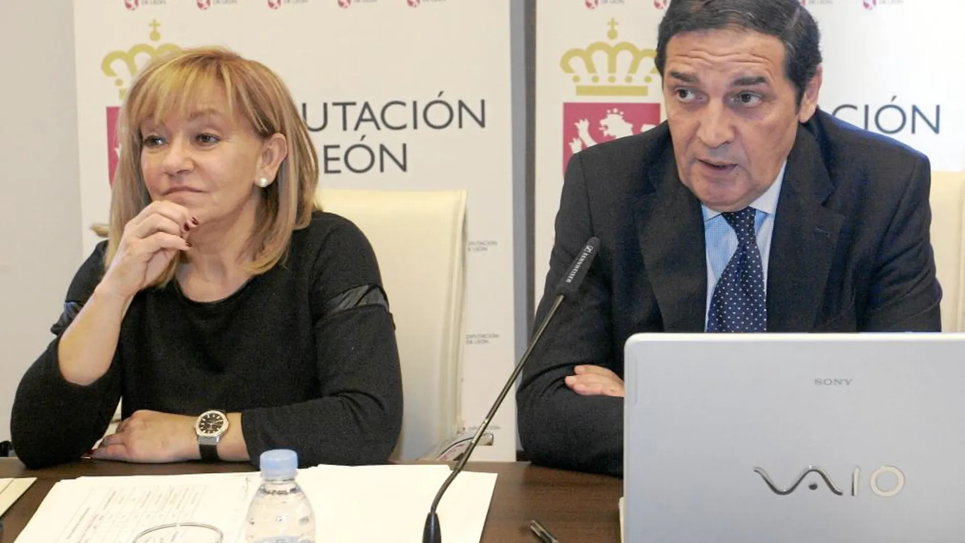 El consejero de Sanidad, Antonio María Sáez Aguado, y la presidenta de la Diputación de León, Isabel Carrasco