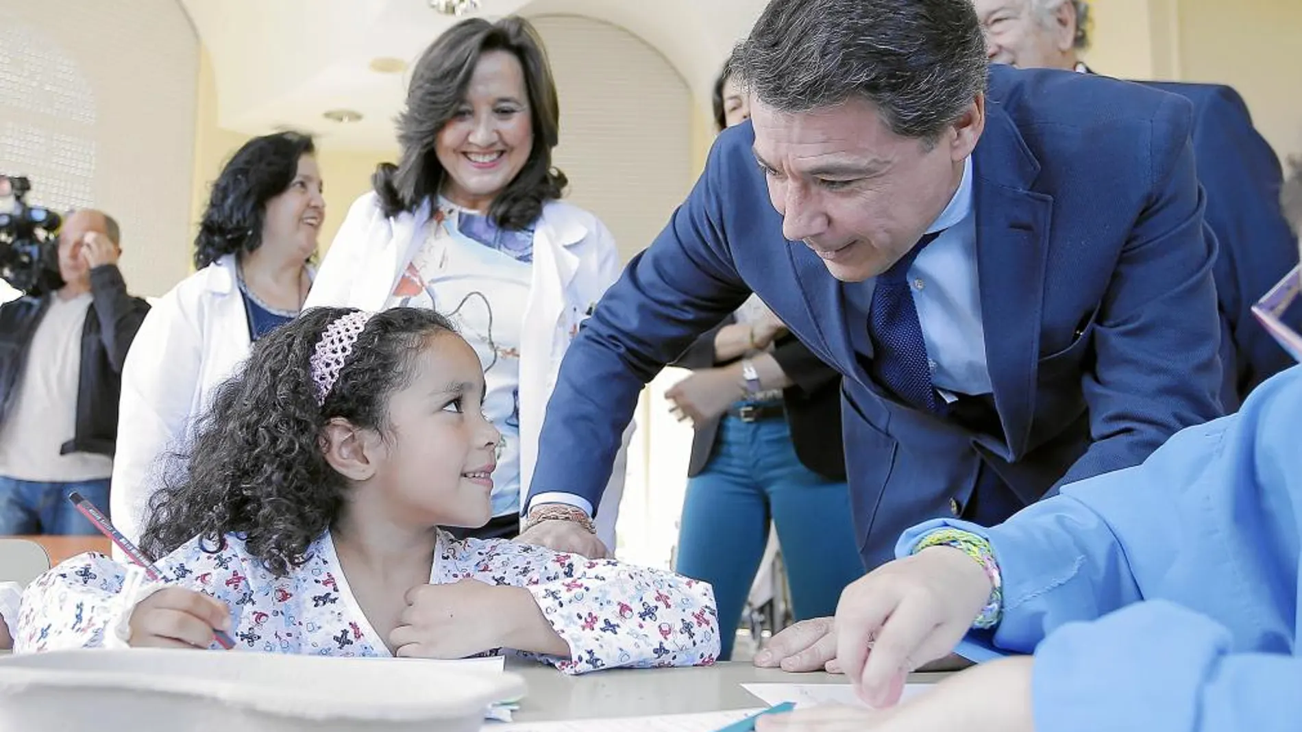 Ignacio González, ayer, durante su visita al Hospital Niño Jesús
