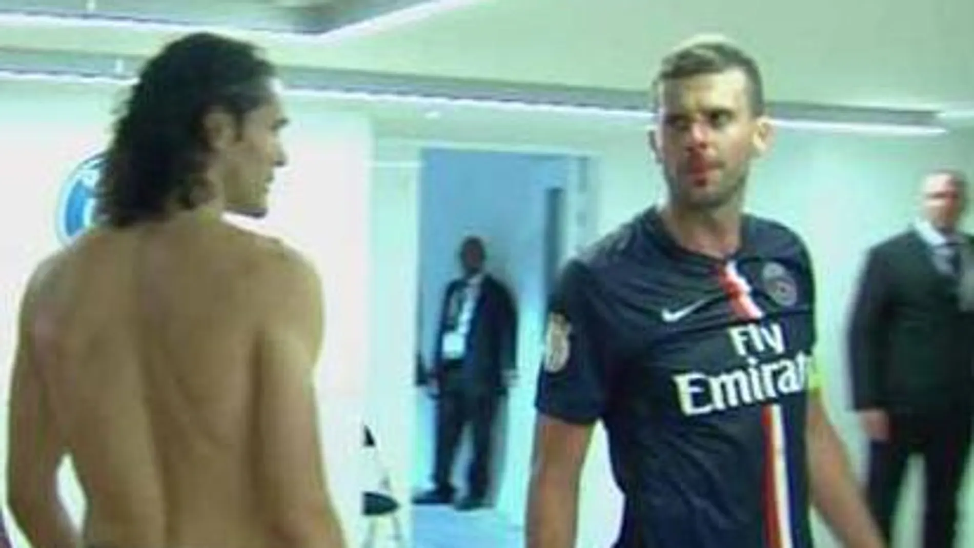 El jugador del Bastia esperó al italiano del PSG en el pasillo de vestuarios y las cámaras apreciaron el momento del golpe