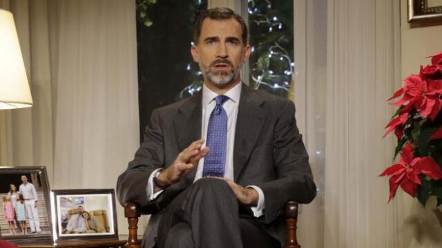 El rey Felipe VI comparece ante los españoles desde el Palacio de La Zarzuela con el pimer mensaje televisado de Navidad de su reinado, en el que traslada a los ciudadanos sus compromisos y preocupaciones ante el nuevo año