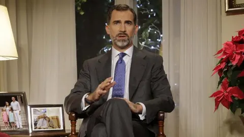 El rey Felipe VI comparece ante los españoles desde el Palacio de La Zarzuela con el pimer mensaje televisado de Navidad de su reinado, en el que traslada a los ciudadanos sus compromisos y preocupaciones ante el nuevo año