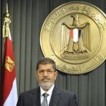 Mohamed Mursi pronunciando un discurso después de aprobar la nueva Constitución