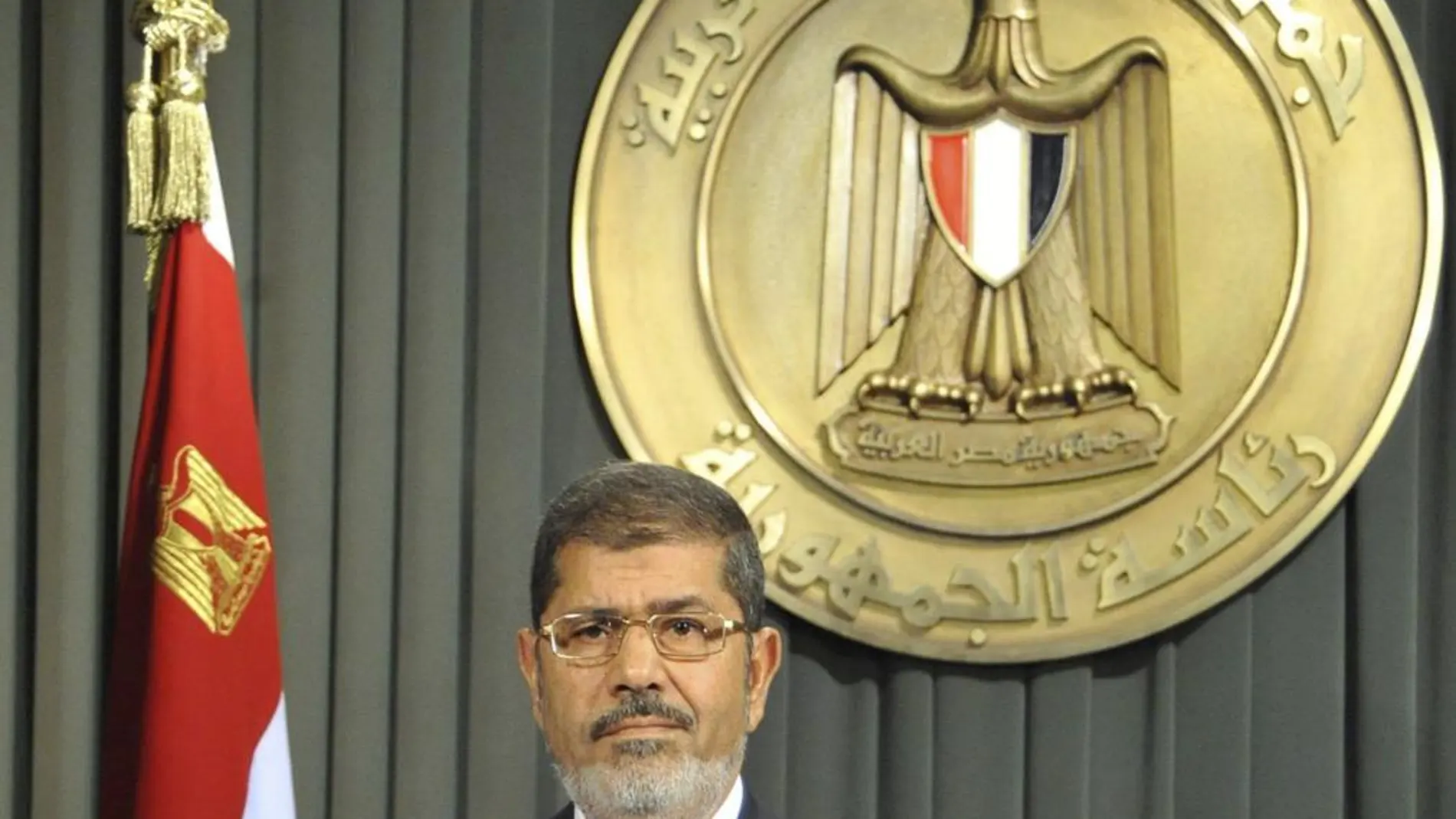 Mohamed Mursi pronunciando un discurso después de aprobar la nueva Constitución