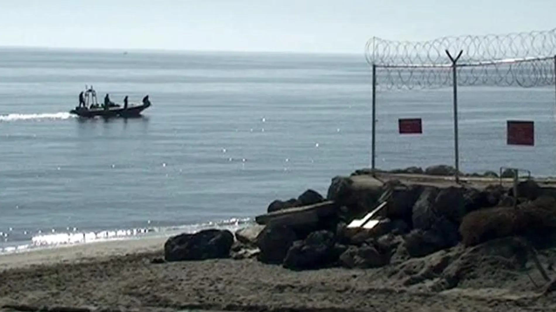 Imagen de televisión de una de las lanchas de las fuerzas marroquíes que buscaban más cuerpos en el mar junto a la frontera con Ceuta.