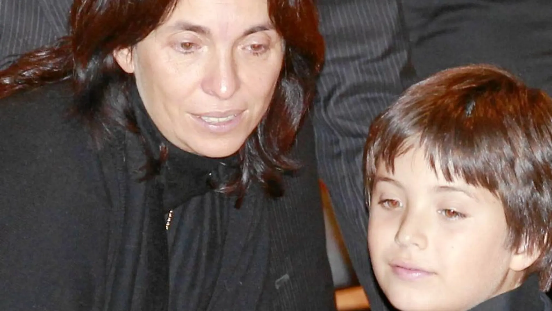 Gabriela Varela junto a uno de sus hijos en la capilla ardiente del Auditorio Nacional