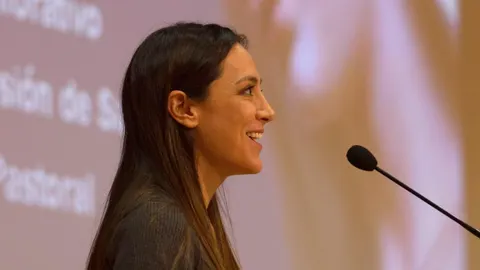 Tamara Falcó durante un Simposio en la Universidad San Pablo CEU de Sevilla