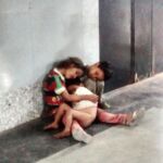 Rahnuma, Raja, y Sanya, de 7, 5 y 4 años fueron abandonados por su padre en una estación de tren
