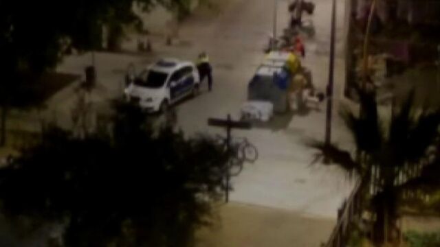 Un coche patrulla corta el paso al joven por la calle. Tres agentes se lanzan sobre él y uno le golpea mientras intentan reducirle