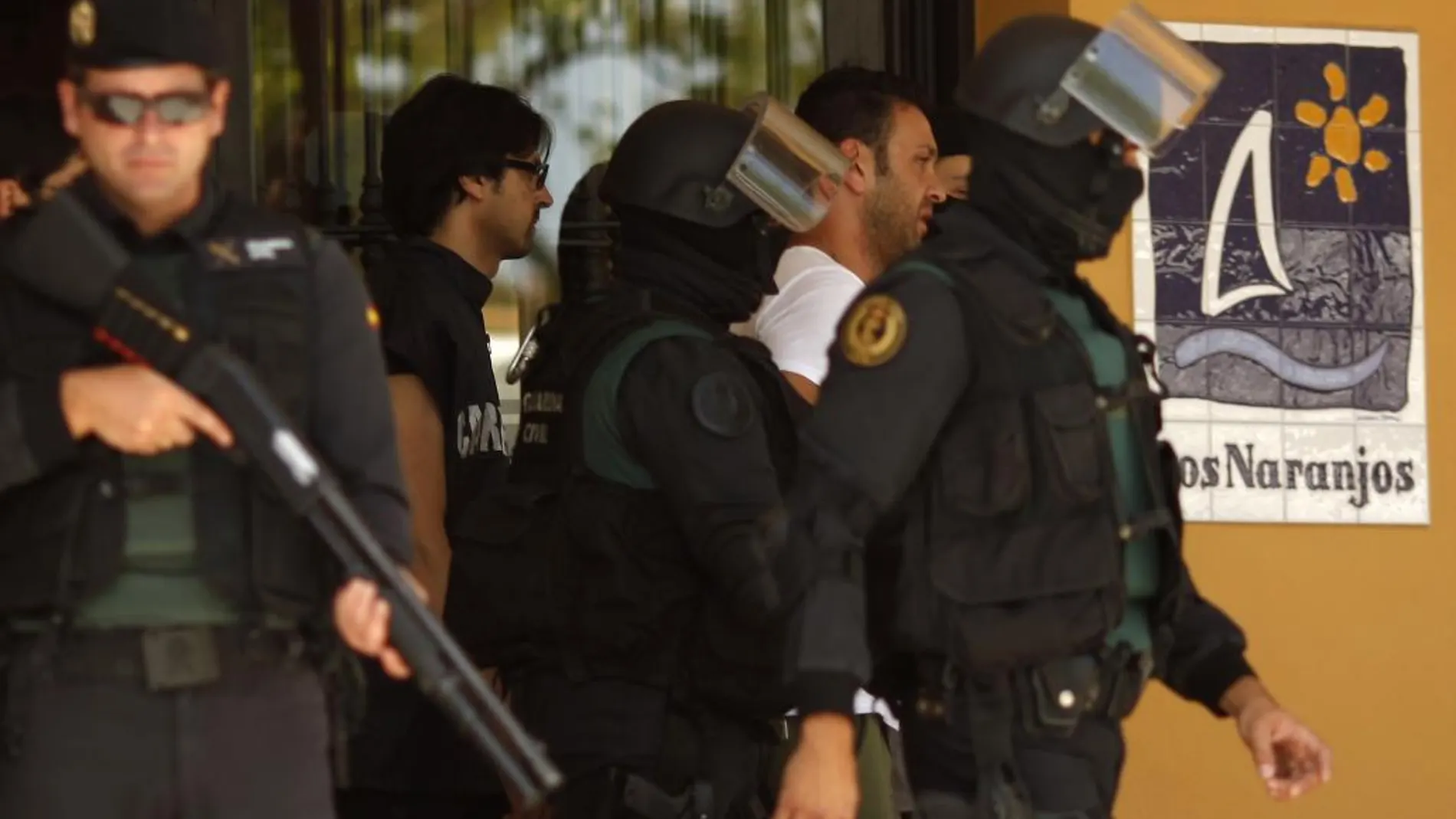 Agentes de la Guardia Civil y de los Carabineri italianos durante una operación contra la Camorra en junio de 2013